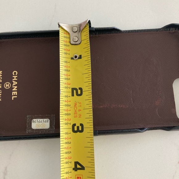 Chanel IPHONE X case, interior mark from a magnet. - Picture 6 of 7
